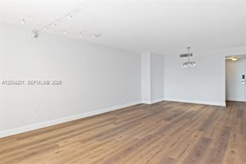 Condo in Hallandale Beach, Florida, 2 bedrooms  № 2088374 - photo 13