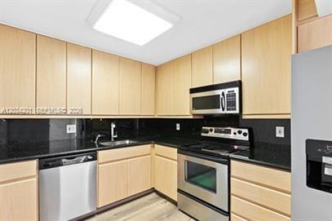 Condo in Hallandale Beach, Florida, 2 bedrooms  № 2088374 - photo 10