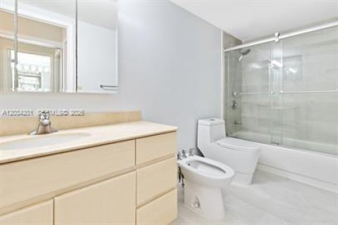 Condo in Hallandale Beach, Florida, 2 bedrooms  № 2088374 - photo 5