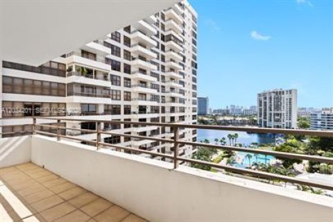 Condo in Hallandale Beach, Florida, 2 bedrooms  № 2088374 - photo 17