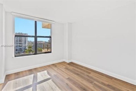 Condo in Hallandale Beach, Florida, 2 bedrooms  № 2088374 - photo 9