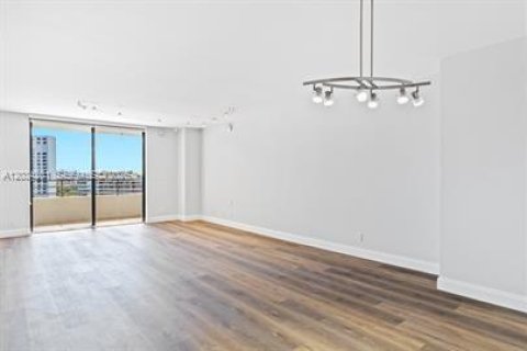 Condo in Hallandale Beach, Florida, 2 bedrooms  № 2088374 - photo 15