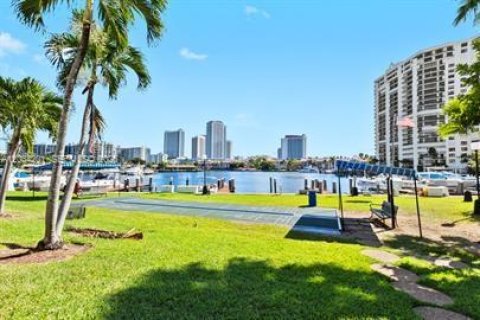Condo in Hallandale Beach, Florida, 2 bedrooms  № 2088374 - photo 22