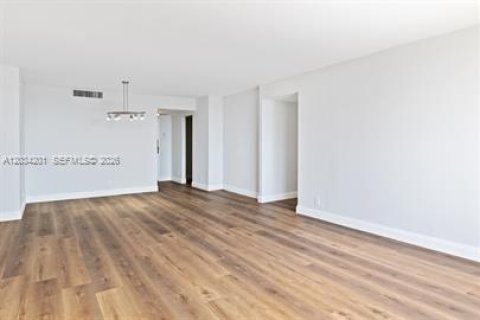 Condo in Hallandale Beach, Florida, 2 bedrooms  № 2088374 - photo 12