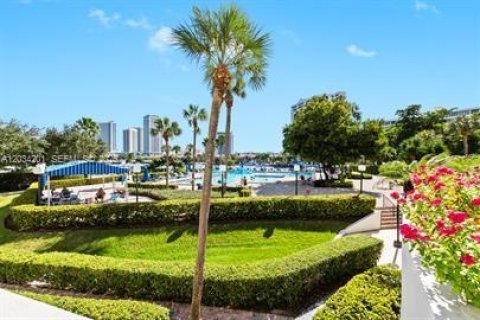 Condo in Hallandale Beach, Florida, 2 bedrooms  № 2088374 - photo 21