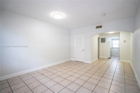Apartamento en alquiler en Miami Beach, Florida, 51.1 m2 № 1930284 - foto 3