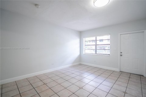 Apartamento en alquiler en Miami Beach, Florida, 51.1 m2 № 1930284 - foto 2
