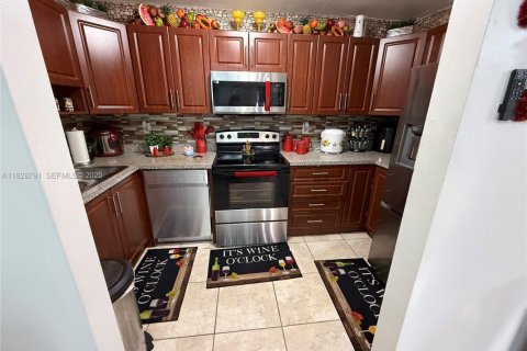 Touwnhouse à vendre à Miami, Floride: 3 chambres, 142.14 m2 № 1988729 - photo 10