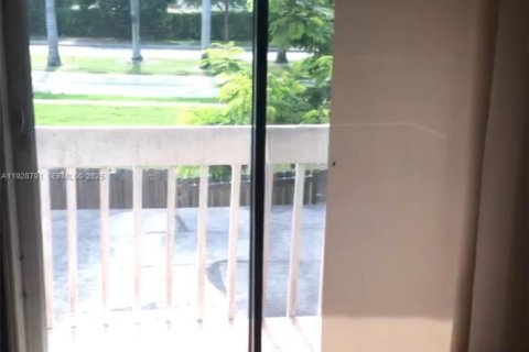 Touwnhouse à vendre à Miami, Floride: 3 chambres, 142.14 m2 № 1988729 - photo 19