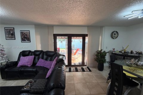 Touwnhouse à vendre à Miami, Floride: 3 chambres, 142.14 m2 № 1988729 - photo 2