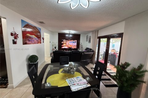 Touwnhouse à vendre à Miami, Floride: 3 chambres, 142.14 m2 № 1988729 - photo 9