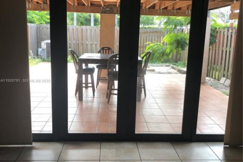 Touwnhouse à Miami, Floride 3 chambres, 142.14 m2 № 1988729