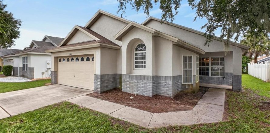 Villa ou maison à Kissimmee, Floride 4 chambres, 166.39 m2 № 2349566
