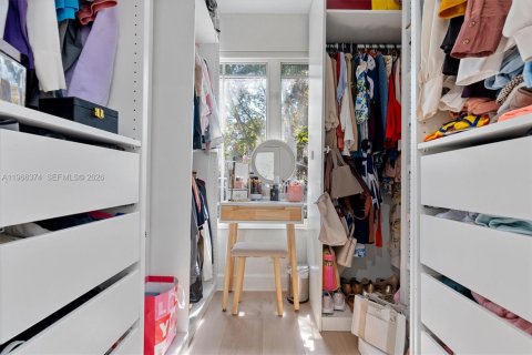 House in Miami, Florida 2 bedrooms, 127.74 sq.m. № 2038363 - photo 12