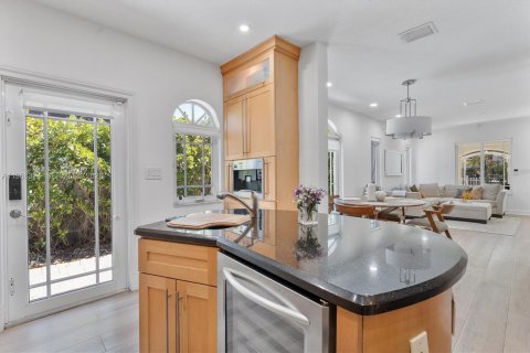 House in Miami, Florida 2 bedrooms, 127.74 sq.m. № 2038363 - photo 10