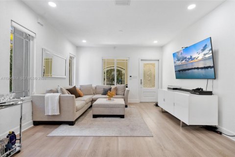 House in Miami, Florida 2 bedrooms, 127.74 sq.m. № 2038363 - photo 5