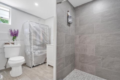 House in Miami, Florida 2 bedrooms, 127.74 sq.m. № 2038363 - photo 18