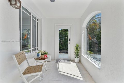 House in Miami, Florida 2 bedrooms, 127.74 sq.m. № 2038363 - photo 3