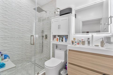 House in Miami, Florida 2 bedrooms, 127.74 sq.m. № 2038363 - photo 13