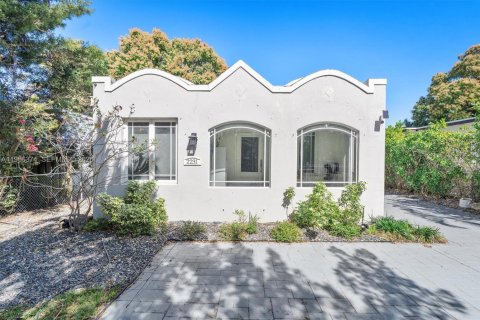 House in Miami, Florida 2 bedrooms, 127.74 sq.m. № 2038363 - photo 2