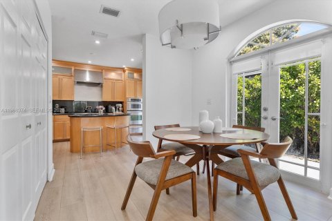 House in Miami, Florida 2 bedrooms, 127.74 sq.m. № 2038363 - photo 6