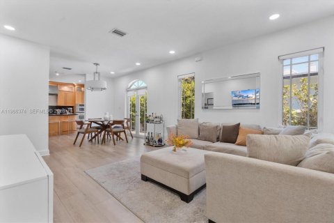 House in Miami, Florida 2 bedrooms, 127.74 sq.m. № 2038363