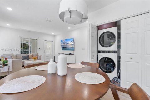 House in Miami, Florida 2 bedrooms, 127.74 sq.m. № 2038363 - photo 7