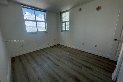 Condo in Miami, Florida, 2 bedrooms  № 2076748 - photo 16