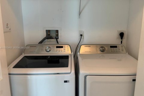 Condo in Miami, Florida, 2 bedrooms  № 2076748 - photo 14