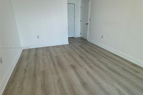 Condo in Miami, Florida, 2 bedrooms  № 2076748 - photo 13