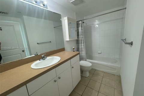 Condo in Miami, Florida, 2 bedrooms  № 2076748 - photo 11