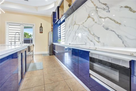 Villa ou maison à vendre à Miami, Floride: 6 chambres, 465.16 m2 № 1973165 - photo 11