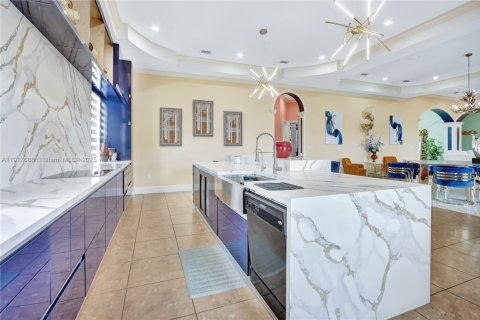 Villa ou maison à vendre à Miami, Floride: 6 chambres, 465.16 m2 № 1973165 - photo 12