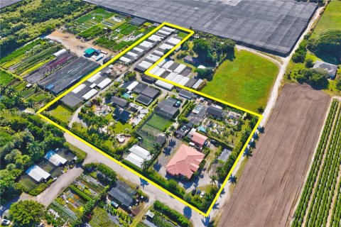 Villa ou maison à vendre à Miami, Floride: 6 chambres, 465.16 m2 № 1973165 - photo 1