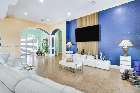 Villa ou maison à vendre à Miami, Floride: 6 chambres, 465.16 m2 № 1973165 - photo 15