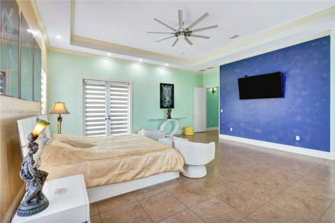 Villa ou maison à vendre à Miami, Floride: 6 chambres, 465.16 m2 № 1973165 - photo 18
