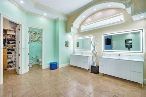 Villa ou maison à vendre à Miami, Floride: 6 chambres, 465.16 m2 № 1973165 - photo 21