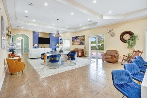 Villa ou maison à vendre à Miami, Floride: 6 chambres, 465.16 m2 № 1973165 - photo 5