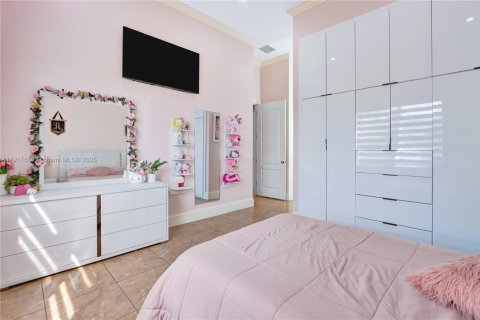 Villa ou maison à vendre à Miami, Floride: 6 chambres, 465.16 m2 № 1973165 - photo 25