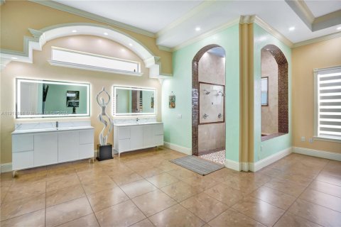 Villa ou maison à vendre à Miami, Floride: 6 chambres, 465.16 m2 № 1973165 - photo 19
