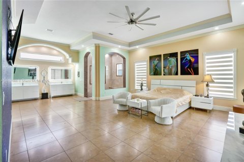 Villa ou maison à vendre à Miami, Floride: 6 chambres, 465.16 m2 № 1973165 - photo 17
