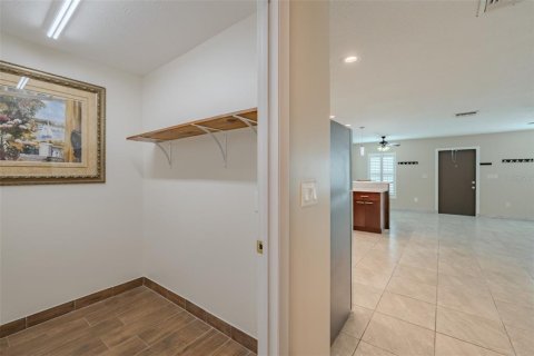 Appartement à louer à Brandon, Floride: 1 chambre, 130.06 m2 № 2428684 - photo 9