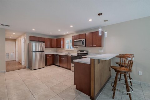 Appartement à louer à Brandon, Floride: 1 chambre, 130.06 m2 № 2428684 - photo 5