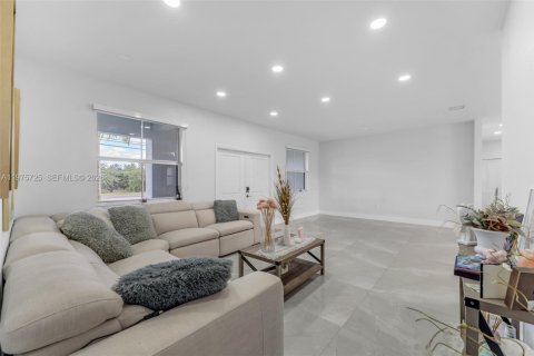 Купить виллу или дом в Хомстед, Флорида 4 спальни, 246.56м2, № 2040064 - фото 5