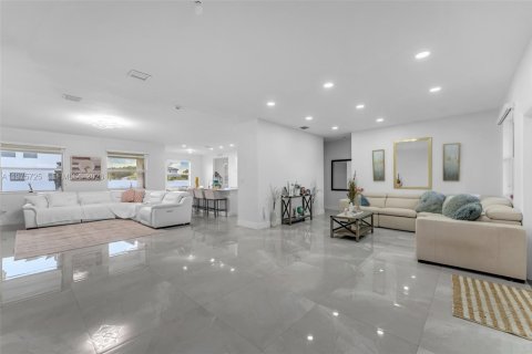 Купить виллу или дом в Хомстед, Флорида 4 спальни, 246.56м2, № 2040064 - фото 7