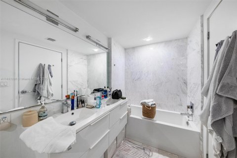Condo in Bay Harbor Islands, Florida, 2 bedrooms  № 1811837 - photo 16