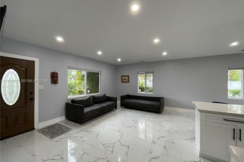 Villa ou maison à vendre à North Miami, Floride: 3 chambres, 117.61 m2 № 2080526 - photo 4