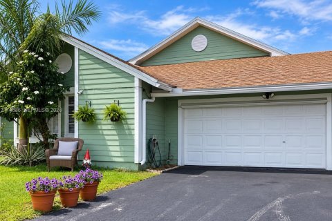 House in Miami, Florida 4 bedrooms, 167.13 sq.m. № 2435424 - photo 2