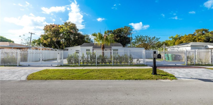 Дом в Майами, Флорида 3 спальни, 120.4м2 № 2048927