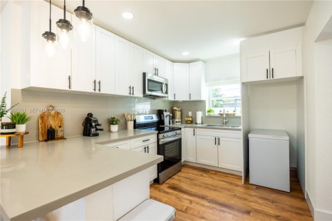 Снять в аренду виллу или дом в Майами, Флорида 3 спальни, 120.4м2, № 2048927 - фото 10